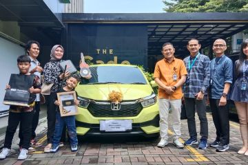 Pegadaian Serahkan Reward Mobil Brio Kepada Nasabah Loyal