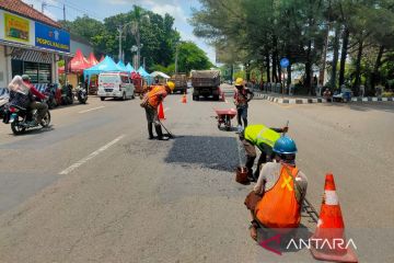 Pemkot Cirebon sebut perbaikan jalan rampung sebelum Lebaran 2024