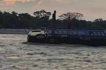 Satu unit truk pembawa beras terjebak di dalam sungai di Kupang