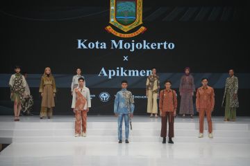 Batik Kota Mojokerto tampil di Indonesia Fashion Week 2024