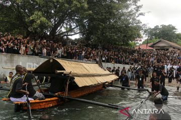 Prosesi perarakan laut Tuan Meninu puncak perayaan Semana Santa di Larantuka