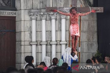 Ratusan jemaat ikuti prosesi Jalan Salib Jumat Agung di Katedral
