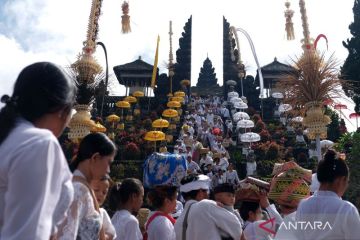 Umat Hindu ikuti Upacara Ida Bhatara Turun Kabeh di Bali