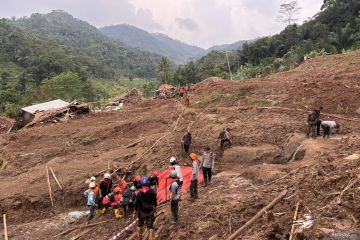 Tim SAR setop operasi pencarian tiga korban longsor di Bandung Barat