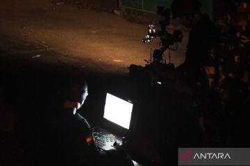 Proses pemadaman api di gudang munisi daerah TNI yang meledak