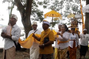 Umat Hindu Samarinda ikuti Upacara Melasti  di tepi Sungai Mahakam