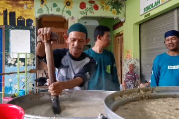 Warga antre ikuti tradisi pembagian bubur samin yang lezat dan gratis