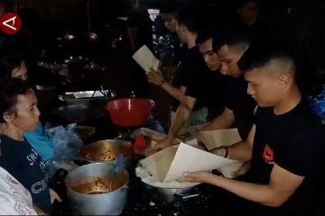Brimob Sumbar dirikan dapur umum untuk korban banjir di Padang