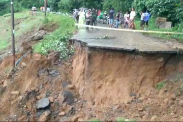 Hujan deras di Pasaman Barat sebabkan jalan dan jembatan amblas