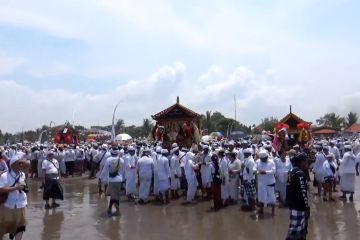 Jelang Nyepi, umat Hindu di Bali jalani prosesi Melasti
