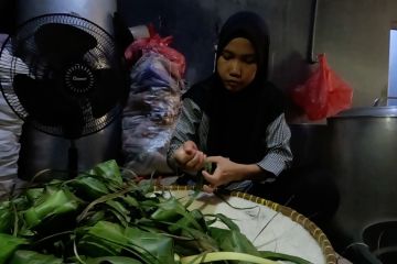 Jelang Ramadhan, Kampung Ketupat Bogor produksi 5.000 buah per hari