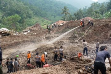 Ketebalan lumpur longsor Cipongkor capai 2 meter, 9 orang hilang