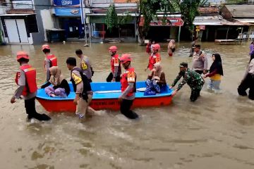 Layanan evakuasi untuk korban banjir di Semarang yang sakit