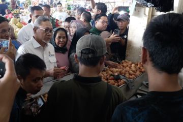 Mendag inspeksi harga sembako di Pasar Sehat Soreang Bandung
