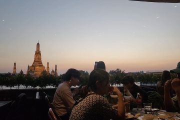 Menikmati hidangan eksotis Thailand sambil memandangi Wat Arun
