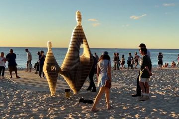 Pameran patung tahunan di Pantai Cottesloe tarik perhatian wisatawan