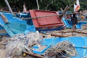 Pj Gubernur Jabar tinjau lokasi bencana gelombang tinggi di Garut