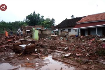 Pj Gubernur Jateng pastikan penanganan korban banjir Pekalongan lancar