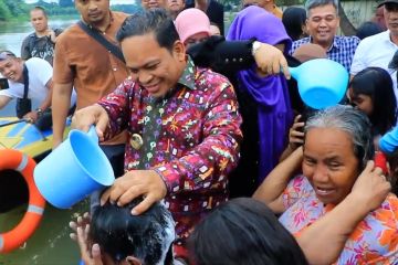 Sambut Ramadhan, PJ Walkot Tangerang ikuti tradisi keramas di Cisadane