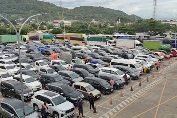 Cuaca buruk, ribuan kendaraan penumpang menumpuk di Pelabuhan Merak