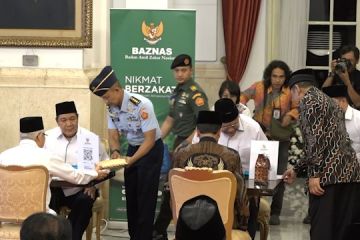 Presiden Jokowi salurkan zakat lewat Baznas di Istana Negara