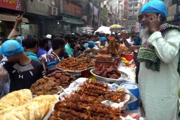 Semarak pasar iftar Chawkbazar di Bangladesh saat Ramadhan