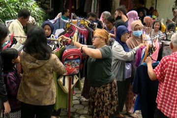 Berburu baju lebaran gratis di ruang solidaritas Joli Jolan