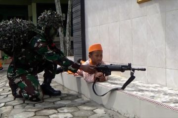 Tanamkan jiwa kejuangan, anak didik TK dikenalkan senpi TNI