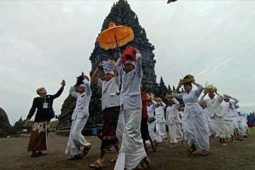 Umat Hindu lakukan Mendak Tirta dan Pradaksina di Candi Prambanan