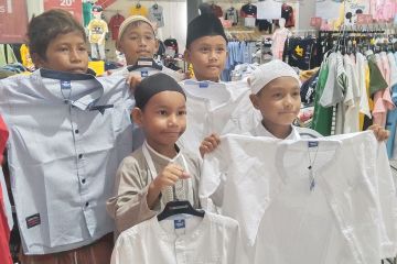 Pertamina ajak anak yatim di Ambon belanja baju lebaran