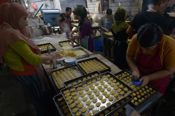 Produksi kue kering jelang Lebaran