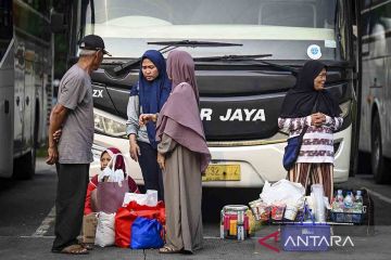 Pemudik ke Pulau Sumatera mulai padati Terminal Kampung Rambutan