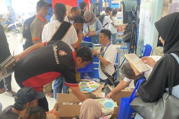 Kemendikbud bagi buku gratis ke pemudik di Terminal Kampung Rambutan