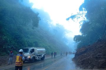 PMI bantu normalisasi jalur Sukabumi-Bogor yang tertutup longsor