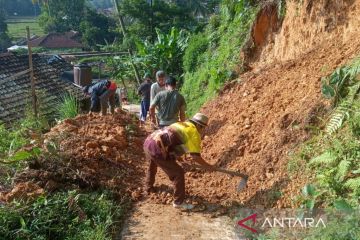 BPBD Cianjur catat empat KK mengungsi akibat longsor