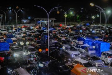Arus mudik kendaraan di Pelabuhan Merak mulai ramai