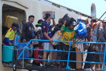 Pemudik tiba di Pelabuhan Tanjung Perak