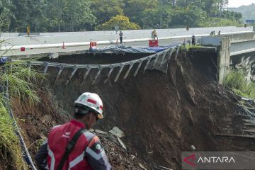 Arus lalu lintas dari Jakarta menuju Sukabumi dialihkan akibat jalan Tol Bocimi amblas