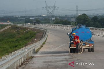 Pembersihan sisa material di jalan tol fungsional Solo-Yogya