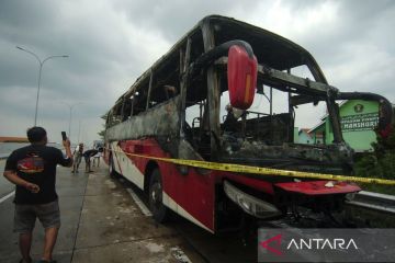 Bus Agra Mas terbakar di gerbang tol Tegal