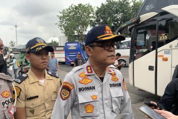 Dishub derek kendaraan yang parkir sembarangan saat libur Idul Fitri