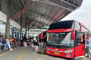 Terminal Pulo Gebang atasi penumpukan penumpang dengan check in online