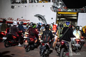 Masyarakat yang pulang naik sepeda motor mengantri di pelabuhan Javadan untuk menyeberang ke Pulau Sumatera.