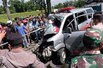 Kecelakaan ambulans dan bus saat arus mudik di Temanggung