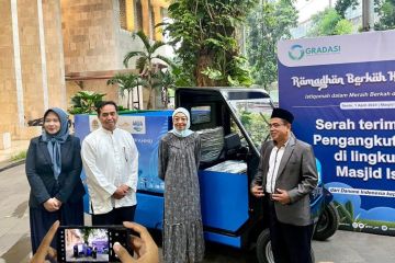 AQUA beri Istiqlal mobil pengangkut guna atasi masalah sampah