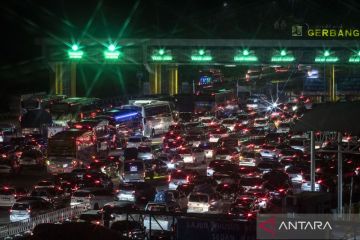 Kemacetan arus lalu lintas pemudik di Gerbang Tol Cikampek Utama