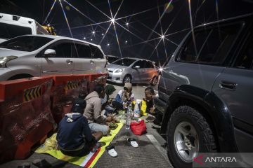 Pemudik santap sahur di pinggir jalan tol