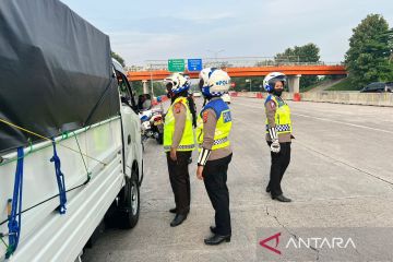 Polwan di Cirebon sisir ruas tol imbau bahaya berhenti di bahu jalan