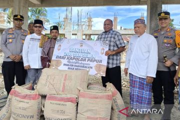Kapolda Papua serahkan bantuan ke Masjid Babussalam Biak