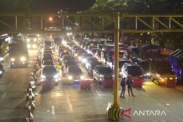 Pelabuhan Bakauheni ramai lancar pada malam puncak arus mudik